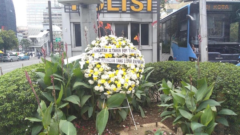 2 Tahun Bom Thamrin, Karangan Bunga Terpajang di Pos Polisi 2 Tahun Bom Thamrin, Karangan Bunga Terpajang di Pos Polisi