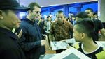 Santainya Liam Gallagher Layani Permintaan Tanda Tangan Fans di Jakarta