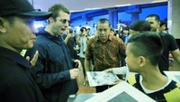 Para penggemar yang sudah menunggu berjam-jam tak sabar meminta tanda tangan dan foto bersama sang idoal. Foto: Nada Promotama