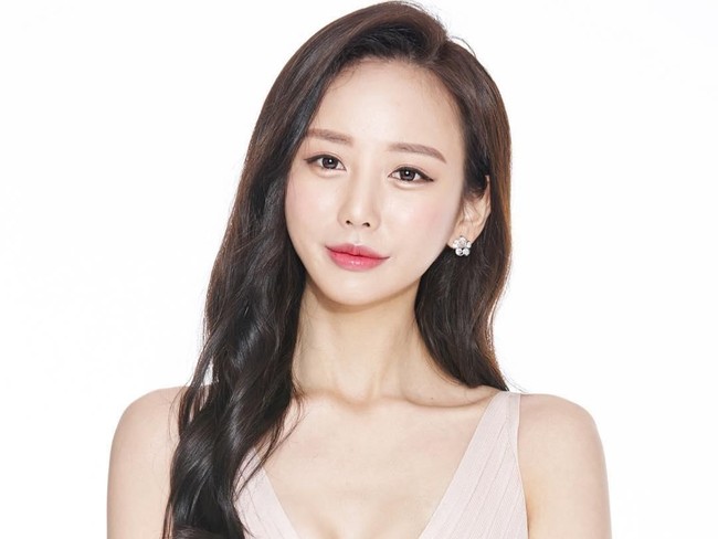 Tampil dengan riasan khas Korea membuat wajah Eun Ju terlihat fresh dan dewy. Foto: Instagram