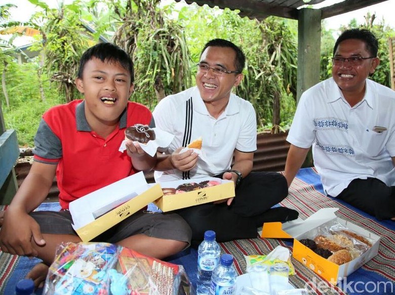 Seperti Ini Kebahagiaan Noval Makan Donat dengan Bupati Anas Seperti Ini Kebahagiaan Noval Makan Donat dengan Bupati Anas
