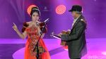 Aksi Via Vallen Mengajak Iwan Fals Dangdutan