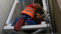 Terlihat lempengan besi menempel di dindingnya sebagai penyangga rumah terseut. Rumah ini sebenarnya memiliki beberapa lantai. Istimewa/Archdaily.