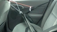 Pintu mobil yang kurang bisa ditutup rapat bisa diakali dengan cara seperti ini. Si pemilik membentuk sedemikian rupa tali yang dikaitkan ke pintu mobil agar pintu mobil bisa tertutup rapat. oto: Reddit