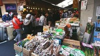 Terdapat ikan-ikan beracun yang dijual di Pasar Tsukiji. Namun ketika disajikan dengan benar oleh koki terlatih, ikan-ikan tersebut kaya akan rasa. Foto: Pasar Tsukiji. (Dok. Japanguide)