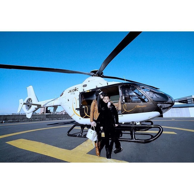 Syahrini tak sendirian naik helikopter Hermes ini. Dia ditemani keponakanannya Rasya Putra Zaelani yang disebutnya sebagai cucu kebanggaan dan kesayangan keluarga besar ayahnya almarhum Dadang Zaelani. Foto: Instagram