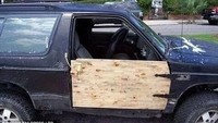 Pintu mobil rusak bahkan lepas dari mobil bisa diakali menggunakan kayu nih Otolovers. Misalnya saja seperti yang satu ini. Ada potongan kayu di rumahnya menganggur dipakai untuk menjadi pengganti pintu yang rusak. Foto: Reddit