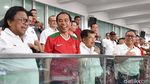 Foto: Saat Jokowi Pimpin Rapat Terbatas Pakai Jaket Timnas