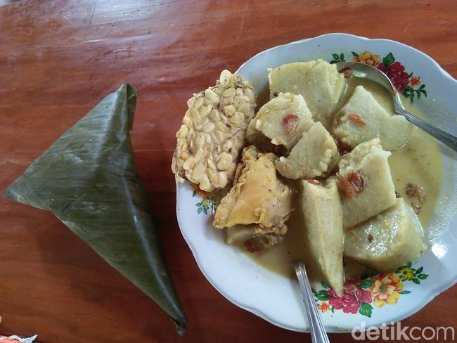 Sedapnya Lontong Opor Tuyuhan dan 8 Bukti Nikita Mirzani Suka Makan