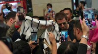 Di Bandara Soekarno-Hatta, Liam Gallagher sudah ditunggu oleh penggemarnya. Foto: Instagram @collectivetouring