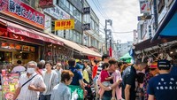 Terdapat dua area di Pasar Tsukiji. Pasar bagian dalam yang terdapat tempat pelelangan ikan, dan bagian luar yang menjual ikan secara eceran hingga restoran-restoran seafood dan sushi. Foto: Pasar Tsukiji. (Dok. Travelweek)