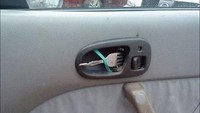 Pegangan pintu rusak juga bisa diakali dengan barang-barang sederhana seperti garpu dan karet. Foto: Reddit