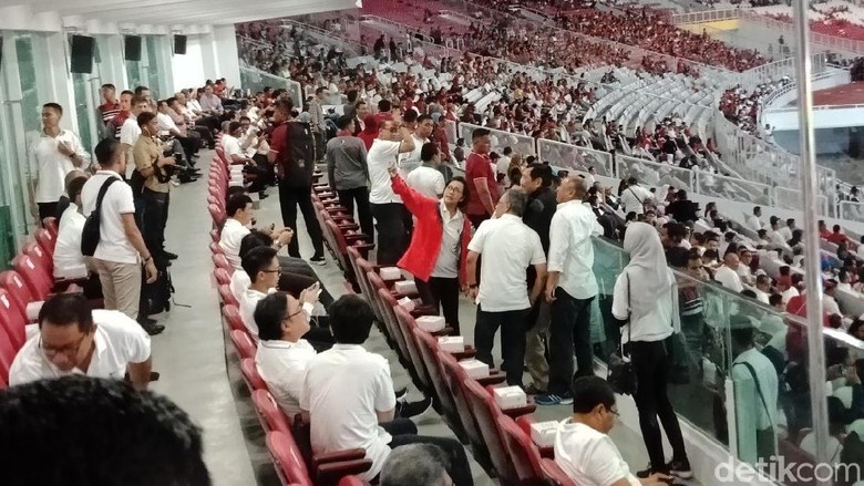 Gaya Menteri Jokowi Selfie Jelang Laga Indonesia Vs Islandia Gaya Menteri Jokowi Selfie Jelang Laga Indonesia Vs Islandia