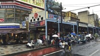 Tugas Pasar Tsukiji adalah memindahkan makanan dari seluruh Jepang dan tempat-tempat di seluruh dunia ke Tokyo dan sekitarnya. Pasar menjual 1.800 ton ikan dan seafood setiap harinya. Foto: Pasar Tsukiji. (Dok. David A. Latt/themalaymailonline)