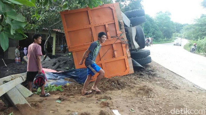 Rem Blong, Truk Pasir Terguling di Jepara