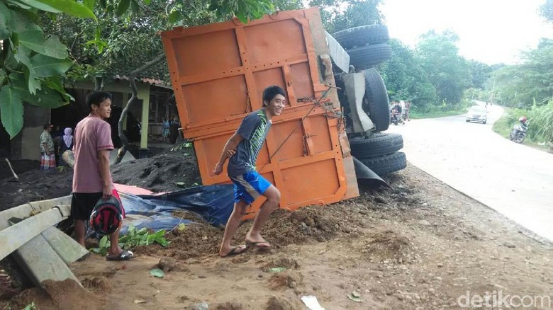Rem Blong, Truk Pasir Terguling di Jepara Rem Blong, Truk Pasir Terguling di Jepara