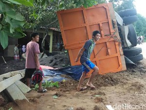Rem Blong, Truk Pasir Terguling di Jepara