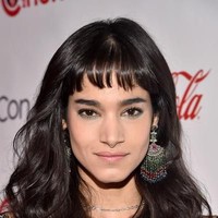 Aktris Sofia Boutella juga kerap tampil dengan poni bayinya. Tak hanya memberikan kesan imut tapi juga eksentrik. Foto: Dok. Getty Images
