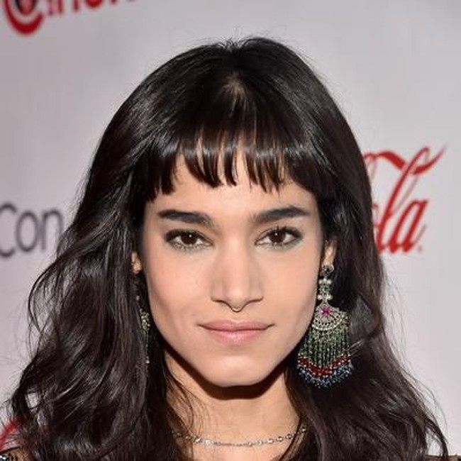 Aktris Sofia Boutella juga kerap tampil dengan poni bayinya. Tak hanya memberikan kesan imut tapi juga eksentrik. Foto: Dok. Getty Images