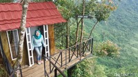 Kalau traveler terlalu takut foto-foto di becak gantung tadi, masih ada spot foto menarik lainnya. Seperti contohnya rumah pohon yang lucu ini. (Uje Hartono/detikTravel)