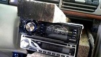 Menyelipkan kayu di tempat radio unit terpasang sehingga tak membutuhkan mur, baut, dan biaya tambahan. Foto: Reddit