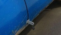 Kunci mobil rusak, pemilik mobil ini akali pakai gembok pagar. Mungkin membutuhkan biaya lebih saat kunci pada mobil rusak. Untuk mengakalinya, si pemilik justru memasang plat besi di bagian bawah pintu mobil depan dan belakang agar gembok bisa terkait disana. Foto: Reddit