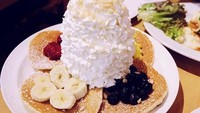 Saat di Jepang,  Fitrop makan dessert lucu ini! Pancake galore,  tulis presenter asal Bandung ini di laman instagram pribadinya.  Foto: Instagram Fitri Tropica