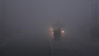 Akibat kabut ini, warga lokal sempat kesulitan melakukan aktivitas sehari-hari mereka. Jarak pandang yang berkurang, membuat mereka harus ekstra berhati-hati. (Clodagh Kilcoyne/Reuters)