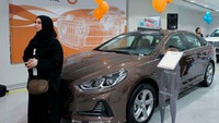 Yang buat menarik, ternyata hampir seluruh petugas yang berada di showroom tersebut ialah wanita. Foto: Reuters