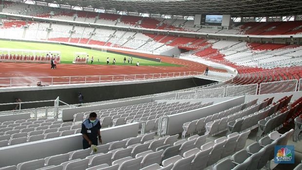 Tampilan Stadion Utama Gelora Bung Karno (SUGBK) pasca renovasi, Senayan, Jakarta, Jumat (12/1/2018). Renovasi dengan nilai kontrak mencapai Rp 770 Miliar, sejumalah fasilitas anyar ditanamkan di stadion yang berdiri sejak 1962 tersebut, diantaranya tribune penonton single seater, kamar ganti yang dilengkapi fasilitas kamar mandi, toilet, shower, serta bak dengan pilihan air panas dan dingin, selain itu juga dicangkokkan rumput kelas 1 standar FIFA.