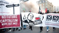 Massa membawa sejumlah papan dan spanduk yang bertuliskan di antaranya Eat the rich and Fight WEF, dan “Kill Trump”. (Foto: Dok. REUTERS/Arnd Wiegmann)