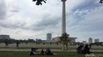 Foto: Ramai-ramai Nikmati Rumput Monas yang Kini Tanpa Pagar