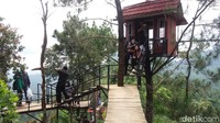  Dengan harga tiket yang relatif murah, otomatis pengunjung tertarik untuk datang, terutama anak-anak muda yang mendominasi. Kamu, tertarik main ke sini tidak traveler? (Uje Hartono/detikTravel)