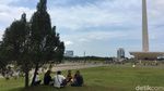 Foto: Ramai-ramai Nikmati Rumput Monas yang Kini Tanpa Pagar