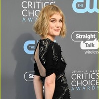 Begitu juga dengan Alison Sudol yang hadir di Critics Choice Awards dengan poni bayi. Denga potongan poni bayi penampilan terlihat lebih muda dan imut. Foto: Dok. Getty Images
