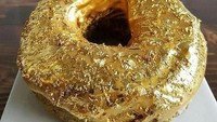 Kalau biasanya mencicip donat rasa cokelat atau keju. Kali ini di Manila Social Club, New York Anda bisa menikmati donat emas dengan harga 1.000 USD atau sekitar Rp 13 juta per lusinnya. Sayang nggak sih? Foto: Istimewa