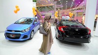 Jika sebelumnya wanita Arab pergi kemana-mana harus disopiri, pada Juni 2018 mendatang mereka diizinkan untuk mengendarai mobilnya sendiri. Foto: Reuters