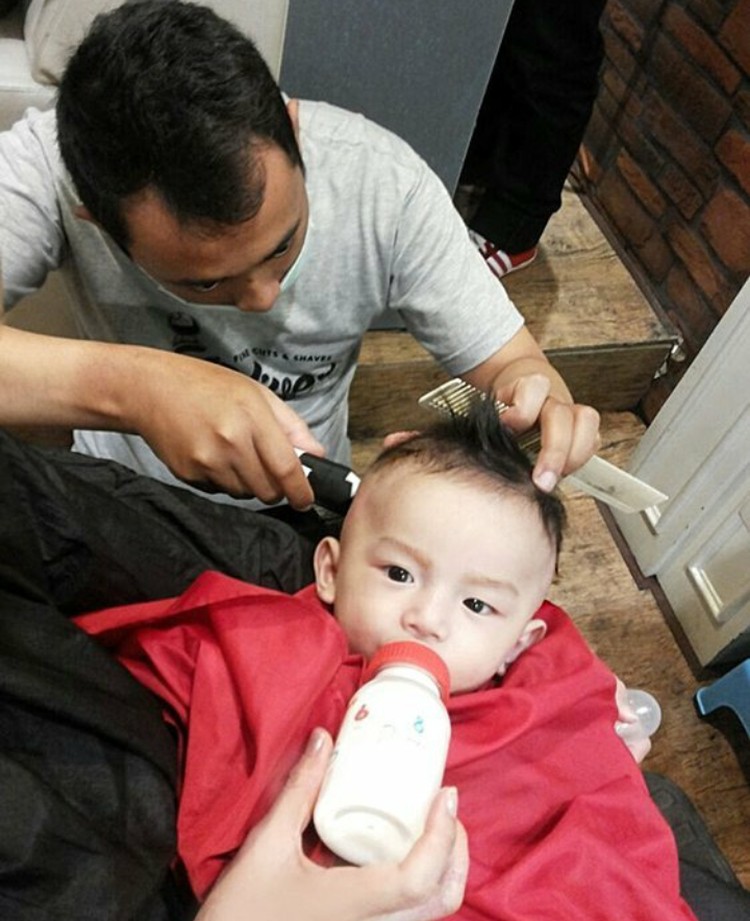 Berbagai Ekspresi si Kecil Saat Potong  Rambut 