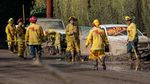 Foto: Kerja Keras Petugas Bersihkan Sisa-sisa Longsor California
