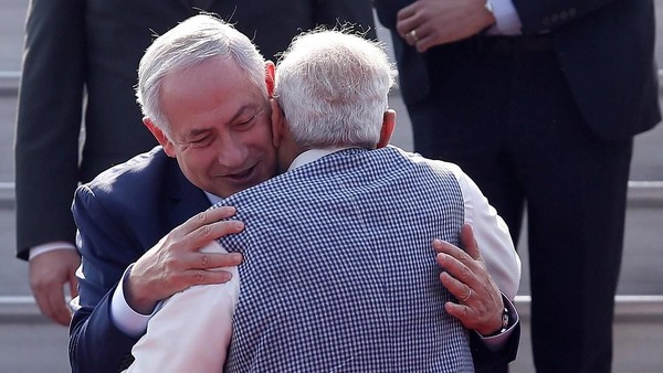 Foto: Pelukan PM India untuk Netanyahu di New Delhi