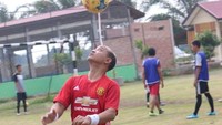Klub favoritnya adalah Manchester United dari Inggris (Foto: Dok. Istimewa)