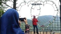 Atau bisa juga di depan ornamen berbentuk hati ini. Untuk harga tiket, pengunjung bisa membayar tiket paketan seharga Rp 15 ribu dengan bebas foto di 15 spot selfie. Untuk tiket masuk saja, wisatawan hanya membayar Rp 5 ribu. (Uje Hartono/detikTravel)