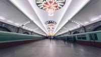Stasiun bawah tanah Pyongyang Metro merupakan yang paling misterius dan terdalam di dunia. Di dalamnya terlihat beberapa lampu gantung dan lukisan dari Kim Jong Il, ayah dari Kim Jong Un. Istimewa/Elaine Li/CNN.
