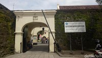 Benteng yang dibangun tahun 1545 ini merupakan peninggalan Kerajaan Gowa Tallo. Dulunya, Fort Rotterdam pernah dihancurkan Belanda yang ingin menguasai rempah-rempah (Ibnu Munsir/detikTravel)