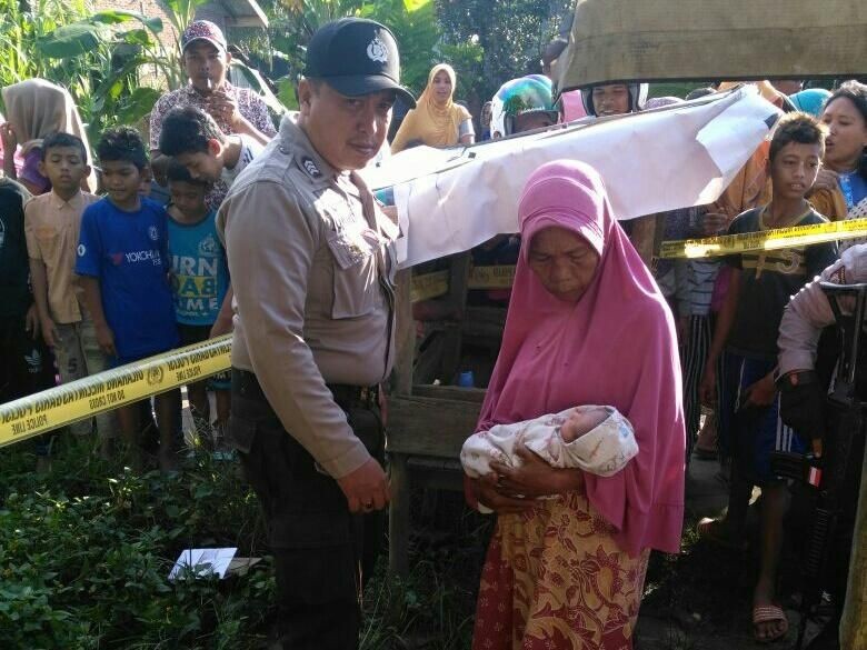 Bayi Perempuan Ditemukan Dalam Kardus Depan Kios di Lhokseumawe Bayi Perempuan Ditemukan Dalam Kardus Depan Kios di Lhokseumawe