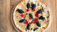 Pizza buatan Industry Kitchen di New York ini memang terbilang mahal. Pizza yang dibuat dengan white stilton cheese dari Inggris, foie gras dan jamur truffle dari Prancis dan kaviar Ossetra yang diambil dari Laut Kaspia, juga emas gemerlap dari Ekuador. Harganya 2.000 USD atau Rp 26 juta! Foto: Istimewa