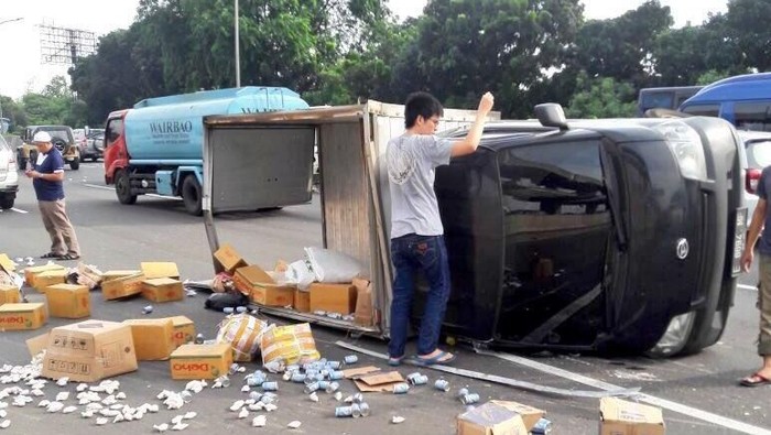 Mobil Box Pembawa Sembako Terguling di Tol Jagorawi