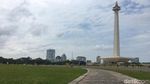 Foto: Ramai-ramai Nikmati Rumput Monas yang Kini Tanpa Pagar
