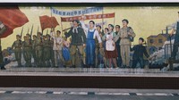 Lukisan pada dinding lainnya menampilkan berbagai profesi rakyat Korea Utara. Istimewa/Elaine Li/CNN.