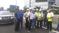 Saat Sandi meninjau flyover Pancoran bersama sejumlah jajaran (Foto: Parastiti Kharisma Putri/detikcom)